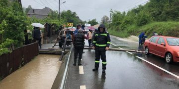 Apele au intrat în curţile oamenilor din Strâmtura şi Vişeu de Sus. Au fost atinse cotele de atenţie pe râurile Firiza şi Cavnic – foto
