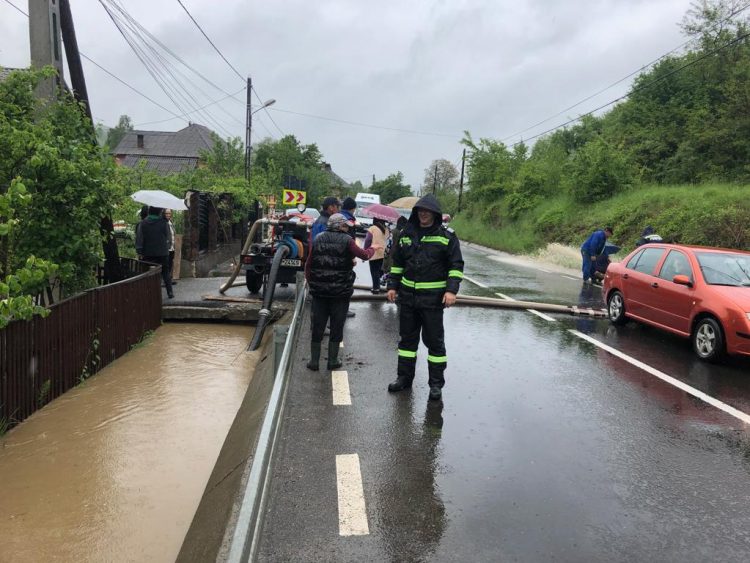 Apele au intrat în curţile oamenilor din Strâmtura şi Vişeu de Sus. Au fost atinse cotele de atenţie pe râurile Firiza şi Cavnic – foto