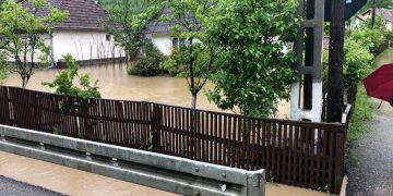 Apele au intrat în curţile oamenilor din Strâmtura şi Vişeu de Sus. Au fost atinse cotele de atenţie pe râurile Firiza şi Cavnic – foto
