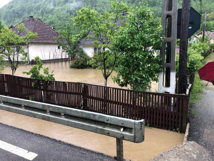 Apele au intrat în curţile oamenilor din Strâmtura şi Vişeu de Sus. Au fost atinse cotele de atenţie pe râurile Firiza şi Cavnic – foto