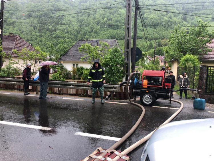 Apele au intrat în curţile oamenilor din Strâmtura şi Vişeu de Sus. Au fost atinse cotele de atenţie pe râurile Firiza şi Cavnic – foto