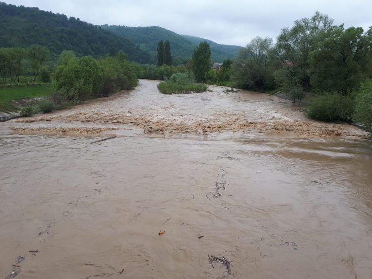 Codul roşu de inundaţii, urmat de un COD GALBEN hidrologic pe râurile Vişeu şi Iza (Foto – râul Iza la Sighetu Marmaţiei)