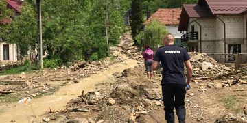 Imagini de la intervenţia pompierilor la Vişeu de Sus pentru evacuarea apei din gospodării – ziua 2