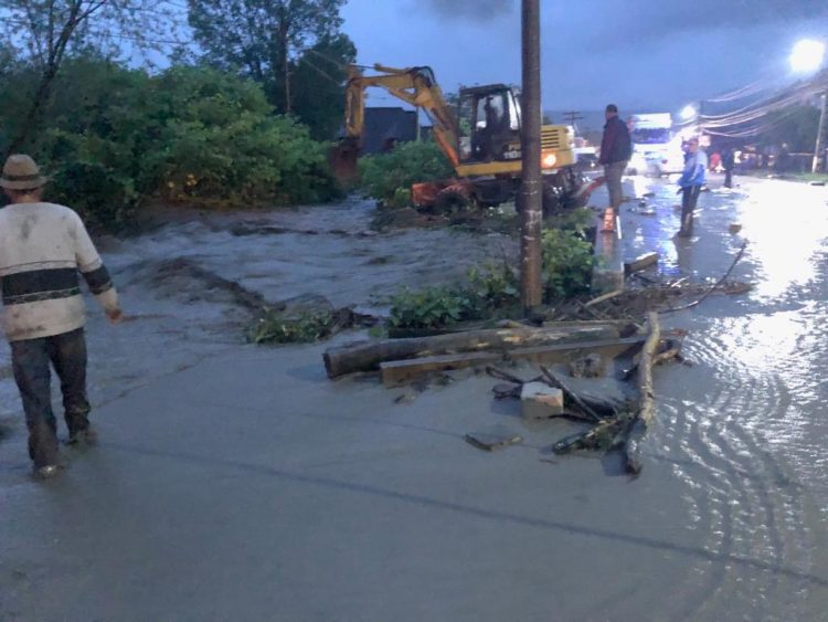 IMAGINI de la intervenţia pompierilor la Vişeu de Sus pentru evacuarea apei din gospodării