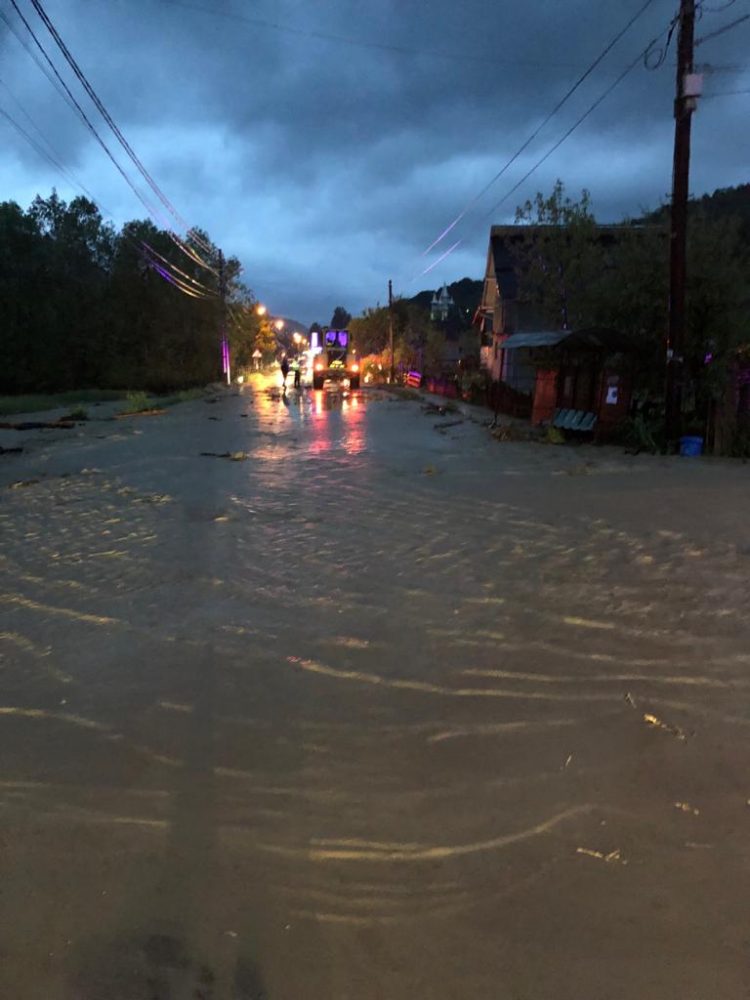 IMAGINI de la intervenţia pompierilor la Vişeu de Sus pentru evacuarea apei din gospodării