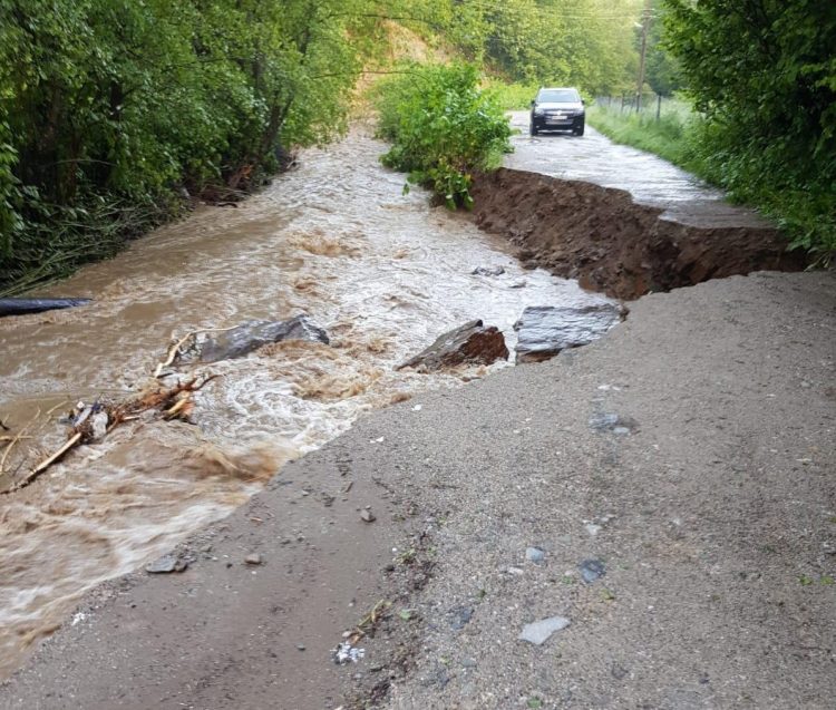 FOTO, VIDEO – Viitura a rupt un drum în Rădeasa – Vişeu de Sus