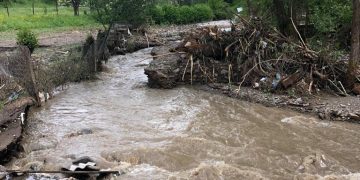 Imagini de la intervenţia pompierilor la Vişeu de Sus pentru evacuarea apei din gospodării – ziua 2