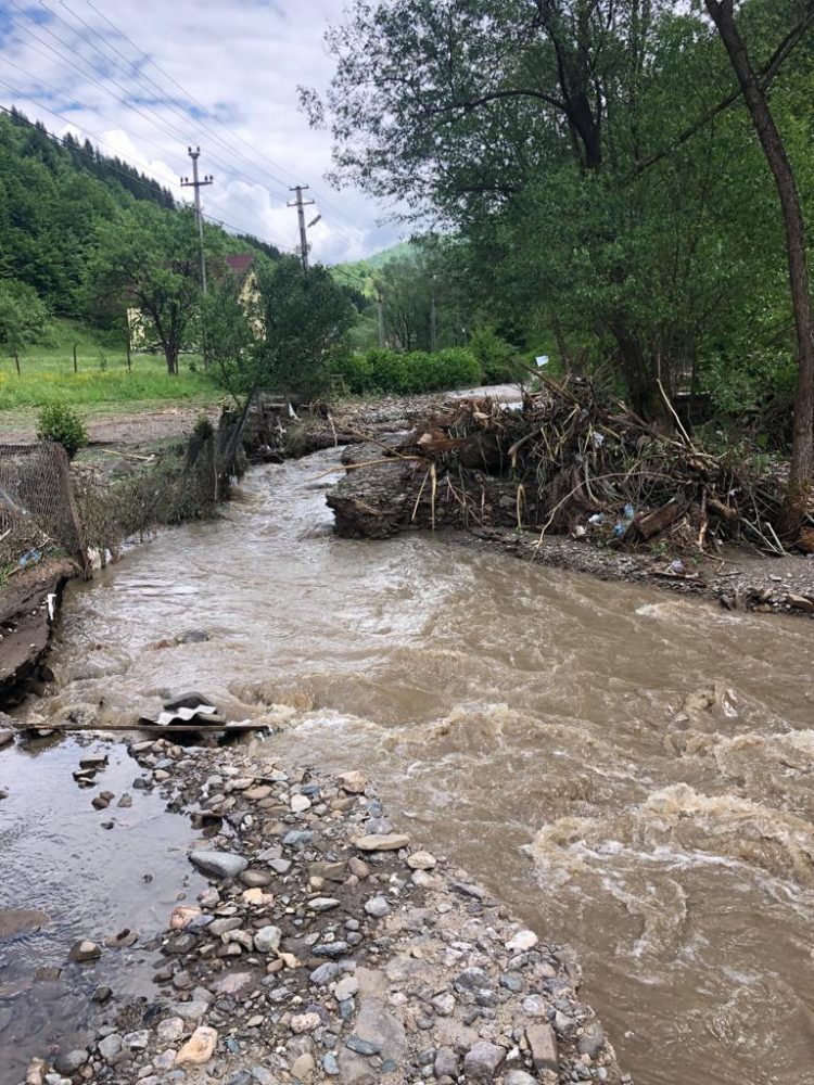 Imagini de la intervenţia pompierilor la Vişeu de Sus pentru evacuarea apei din gospodării – ziua 2