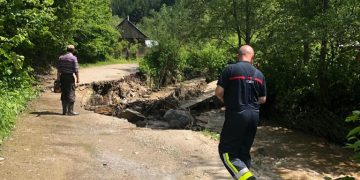 Imagini de la intervenţia pompierilor la Vişeu de Sus pentru evacuarea apei din gospodării – ziua 2