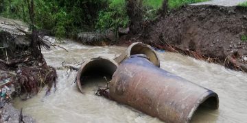COD ROŞU: Pod distrus de torenţi la Vişeu de Jos – FOTO