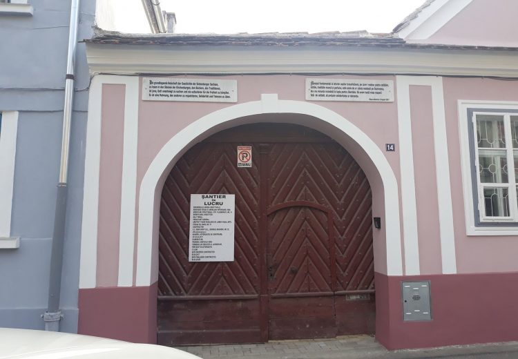 Citate din Iohannis pe case din Sibiu!