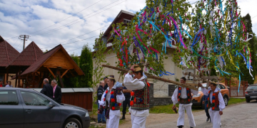 Primul gospodar care a ieşit la arat, sărbătorit în satul Hoteni