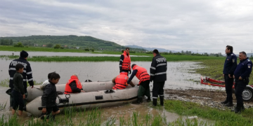 Inundații fac probleme! A fost nevoie de intervenția pompierii