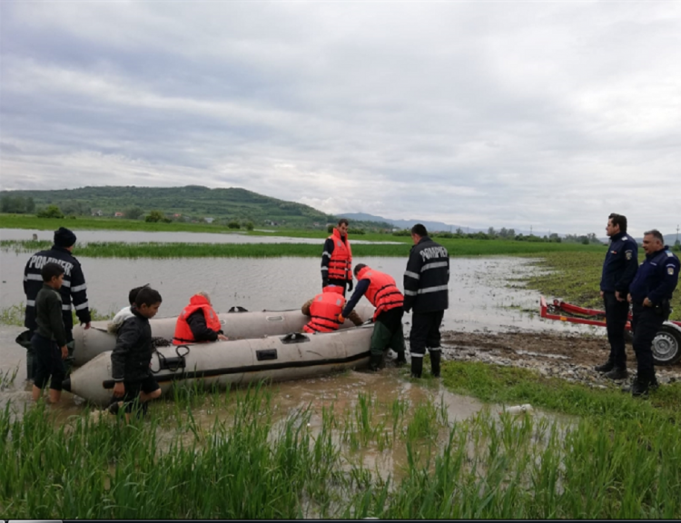 Inundații fac probleme! A fost nevoie de intervenția pompierii