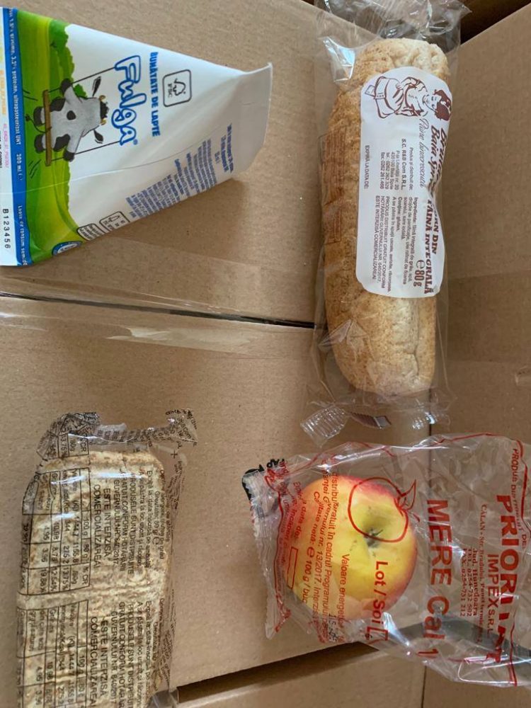 Elevii şi preşcolarii din Maramureș primesc de ieri și mere la şcoală