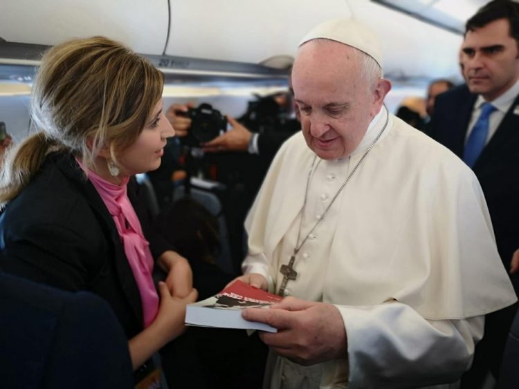 Papa Francisc a primit de la o jurnalistă cartea „Credința noastră este viața noastră” – memoriile cardinalului Iuliu Hossu, în limba italiană