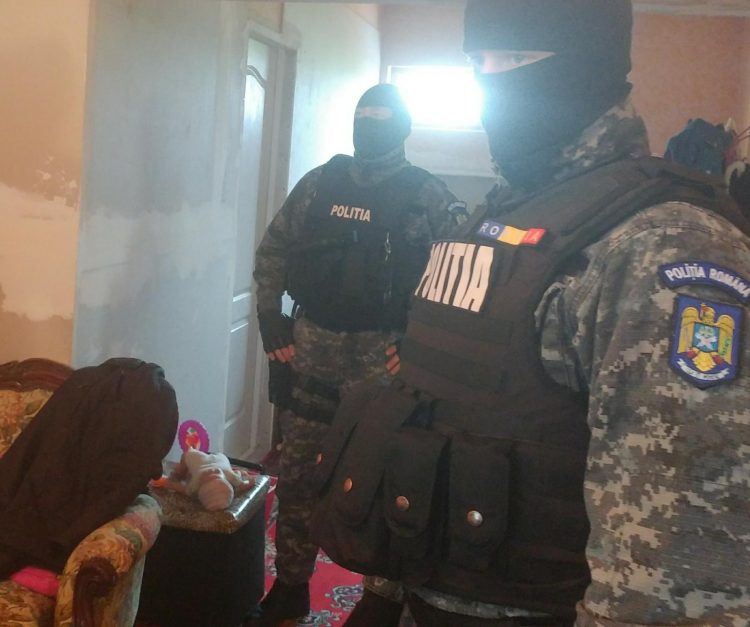 Imagini de la percheziţiile domiciliare efectuate în Baia Sprie la suspecţi privind activități ilegale din domeniul pescuitului – FOTO