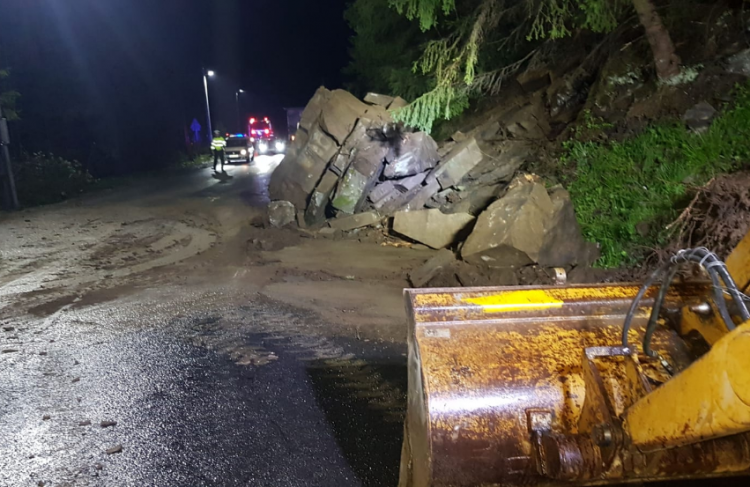 DN 18 blocat de o cădere de pietre pe carosabil
