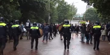 Poliţia olandeză i-a lovit cu bastoanele pe românii care protestau în faţa ambasadei, la Haga, pentru că nu puteau vota – VIDEO