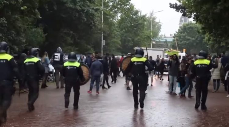 Poliţia olandeză i-a lovit cu bastoanele pe românii care protestau în faţa ambasadei, la Haga, pentru că nu puteau vota – VIDEO