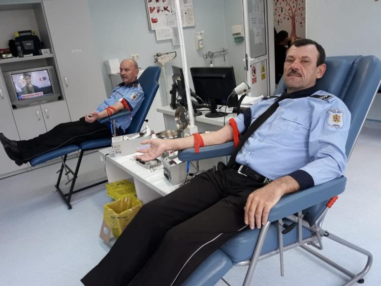 Poliţiştii locali băimăreni au dăruit „picături de viaţă” pentru semenii lor