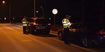 Prinşi în miezul nopţii de poliţişti, la scurt timp după ce au comis un furt