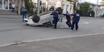 Un poliţist băut s-a răsturnat cu maşina într-o intersecţie. În timpul serviciului