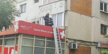 Pompierii băimăreni intervin pentru îndepărtarea de pe blocuri a tencuielii distrusă de grindină – FOTO
