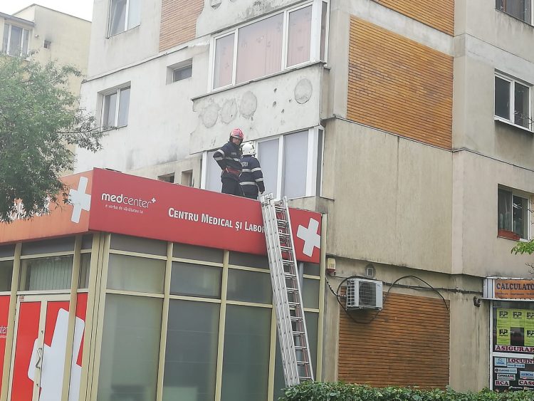 Pompierii băimăreni intervin pentru îndepărtarea de pe blocuri a tencuielii distrusă de grindină – FOTO
