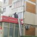 Pompierii băimăreni intervin pentru îndepărtarea de pe blocuri a tencuielii distrusă de grindină – FOTO
