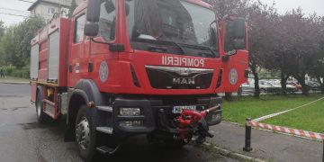 Pompierii băimăreni intervin pentru îndepărtarea de pe blocuri a tencuielii distrusă de grindină – FOTO