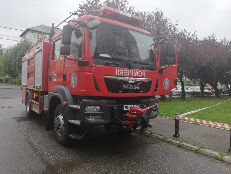 Pompierii băimăreni intervin pentru îndepărtarea de pe blocuri a tencuielii distrusă de grindină – FOTO