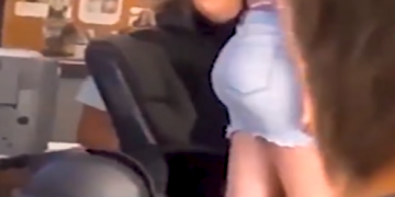 Un profesor de istorie a fost suspendat după ce a mângâiat o elevă în clasă