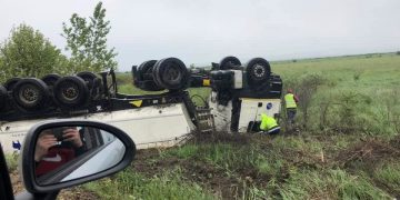 Un TIR s-a răsturnat pe câmp la Apa – FOTO