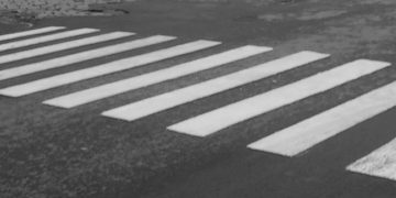 Minor din Sighetu Marmaţiei, accidentat de o maşină în timp ce traversa strada pe trecerea de pietoni, pe bicicletă