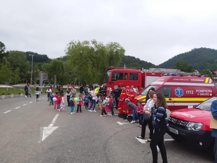 Aproximativ 1000 de copiii au sărbătorit ziua de 1 Iunie alături de jandarmii, polițiștii și pompierii maramureşeni
