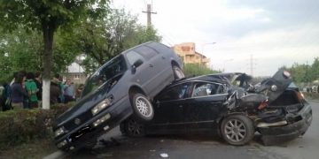 Beat şi fără permis, a făcut praf două maşini