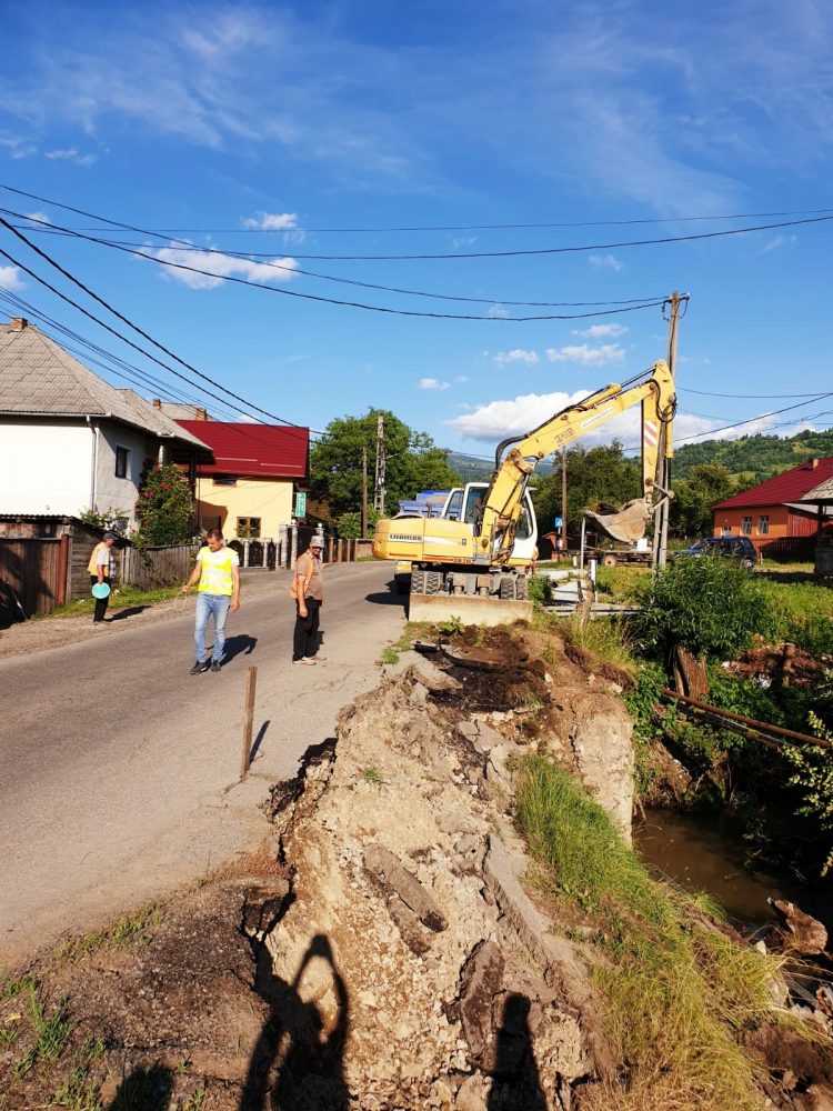 Podeț afectat de precipitațiile torențiale din Săcel