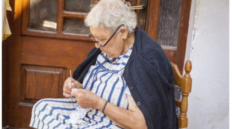 O bunicuță de 72 de ani este dealer de droguri