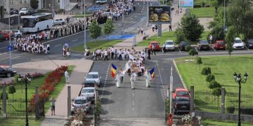 Procesiune pe străzile municipiului Baia Mare în Ziua de Rusalii