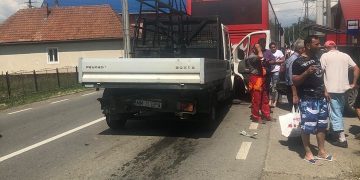 Accident circulație pe DE 58, intersecție cu DC 68, în Lăpușel. Sunt implicate un autcar și  3 autoturisme – FOTO