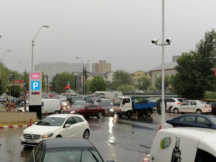 De frica grindinei băimărenii au luat cu asalt parcările acoperite – FOTO