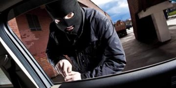 Apel disperat pe Facebook după ce i s-a spart maşina