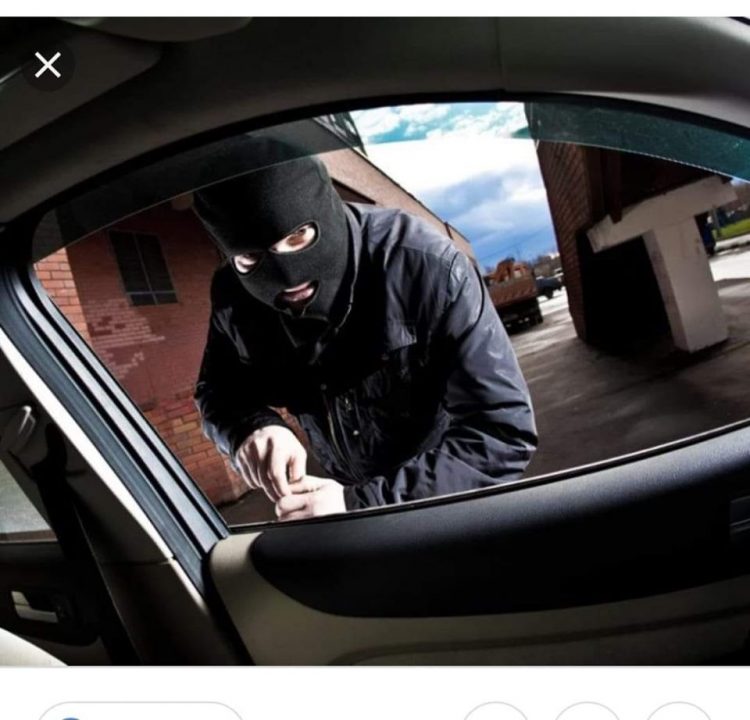 Apel disperat pe Facebook după ce i s-a spart maşina