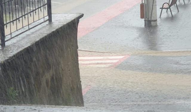 Rupere de nori la Cavnic. Centrul orașului este sub ape – FOTO