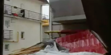 Vijelia face primele victime in Baia Mare. Bămăreni prinși sub un acoperiș luat de vânt – VIDEO