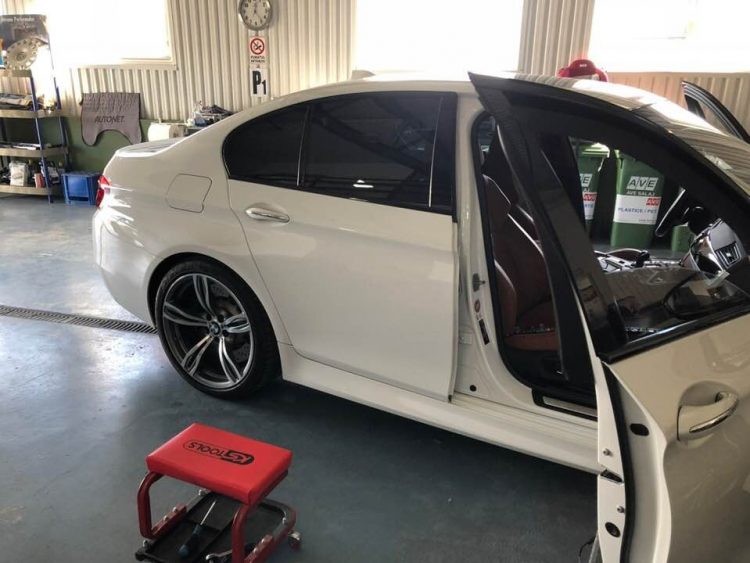 Autovehicule în pericol pe perioada caniculei. ATENTIE cum aplicați foliile de protecție