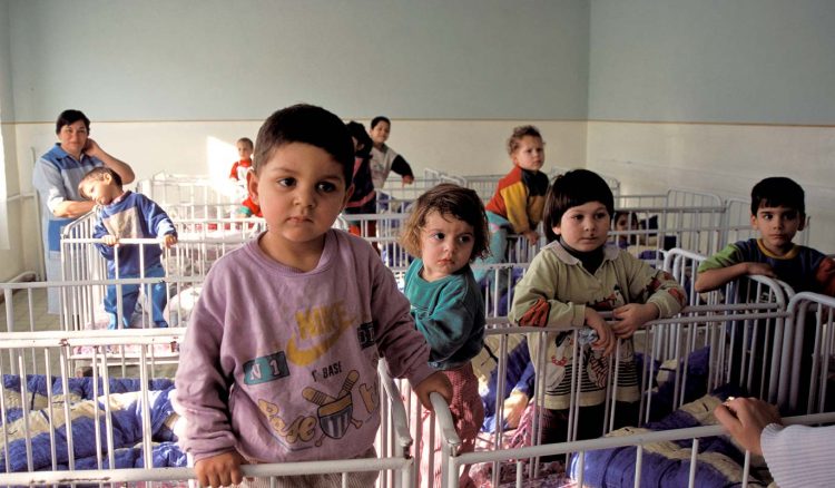 Guvernul interzice instituționalizarea copiilor în centrele de tip vechi, de la 1 ianuarie 2020