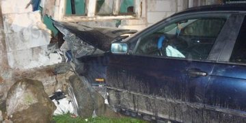 Două tinere rănite după ce au intrat cu mașina în peretele unei case