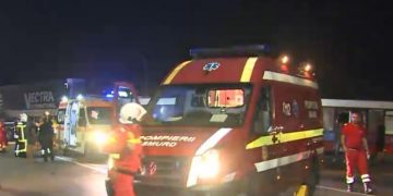 Un autobuz cu 60 de muncitori a fost lovit de un tir